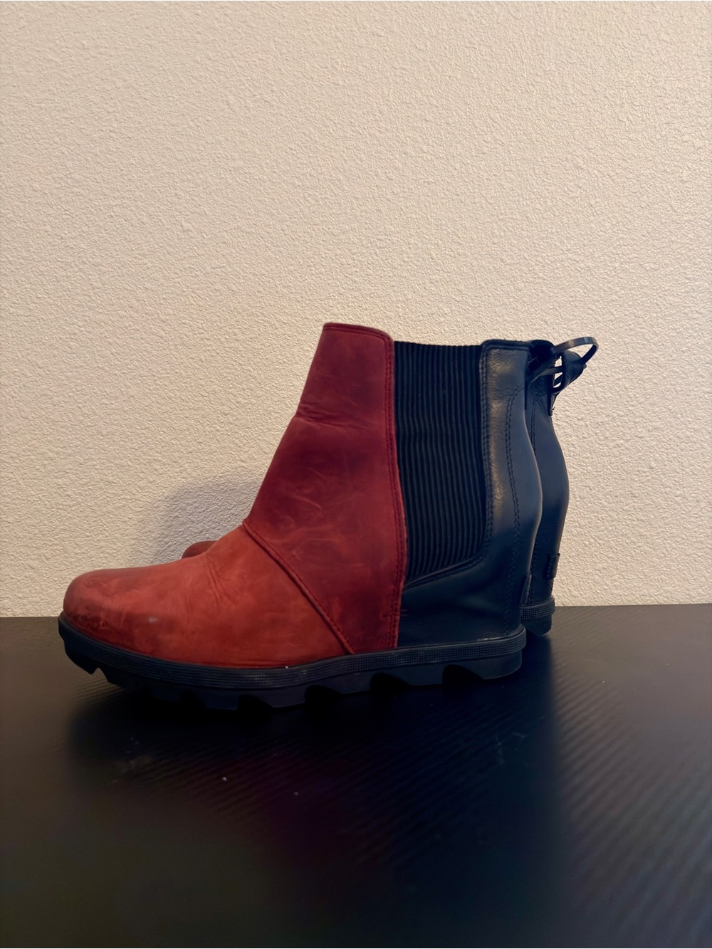 Sorell Women’s Two-Tone Red and Black Joan of Archtic Winter Wedges 8.5